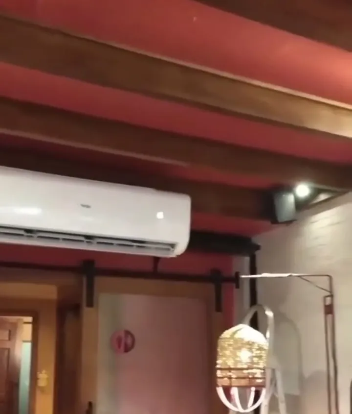 Ar condicionado instalado no salão de um café com vigas de madeira em Campos do Jordão