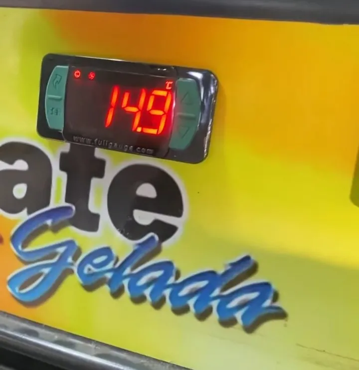 Controlador digital de uma cervejeira marcando 14,9 graus