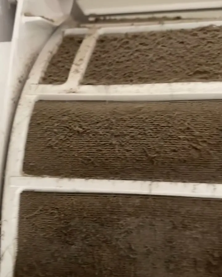 Filtro de ar condicionado coberto de poeira antes da higienização
