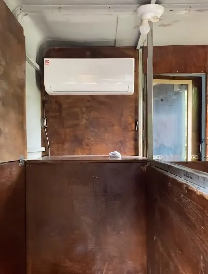 Ar condicionado split instalado dentro da cabine de madeira do trailer