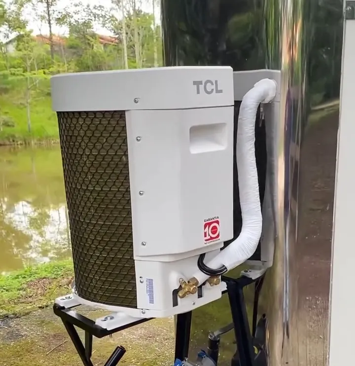 Condensadora TCL instalada na lateral de um trailer de cavalos